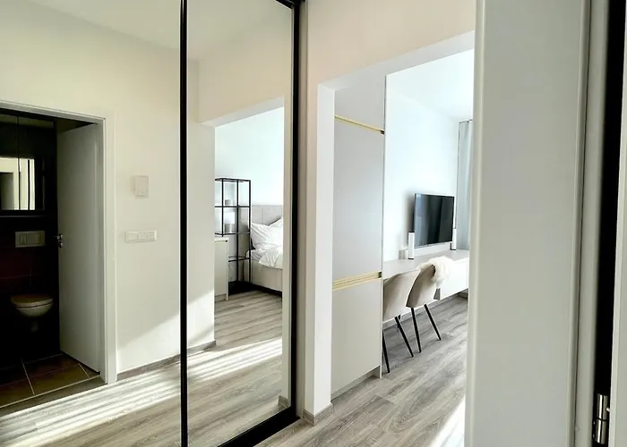 Brand New Minimalist Flat, Free Parking & Wifi *