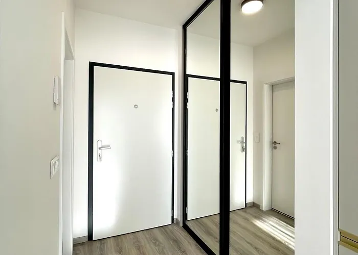 Brand New Minimalist Flat, Free Parking & Wifi