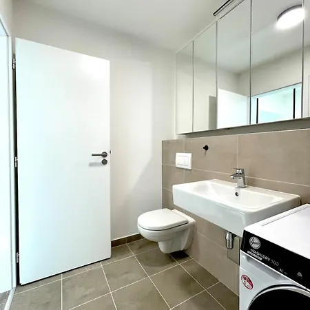 Brand New Minimalist Flat, Free Parking & Wifi Μπρατισλάβα