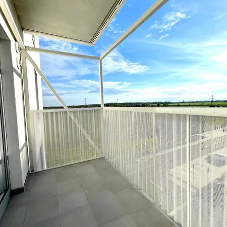 Brand New Minimalist Flat, Free Parking & Wifi * Bratislava