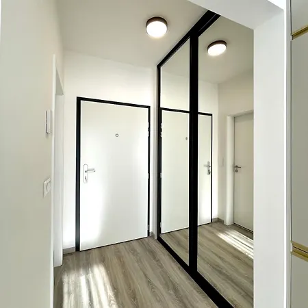 Brand New Minimalist Flat, Free Parking & Wifi